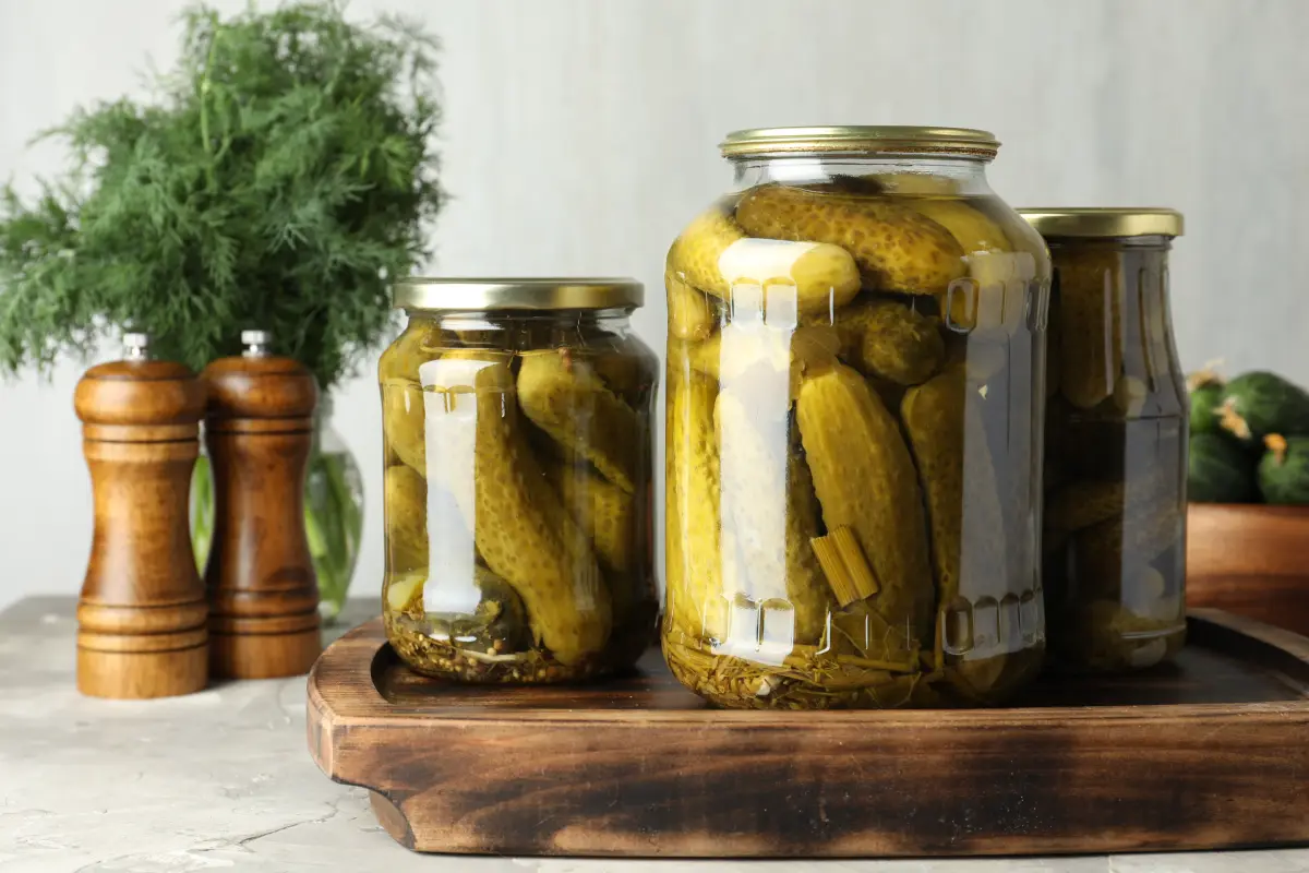 Frascos de vidrio con pepinillos encurtidos