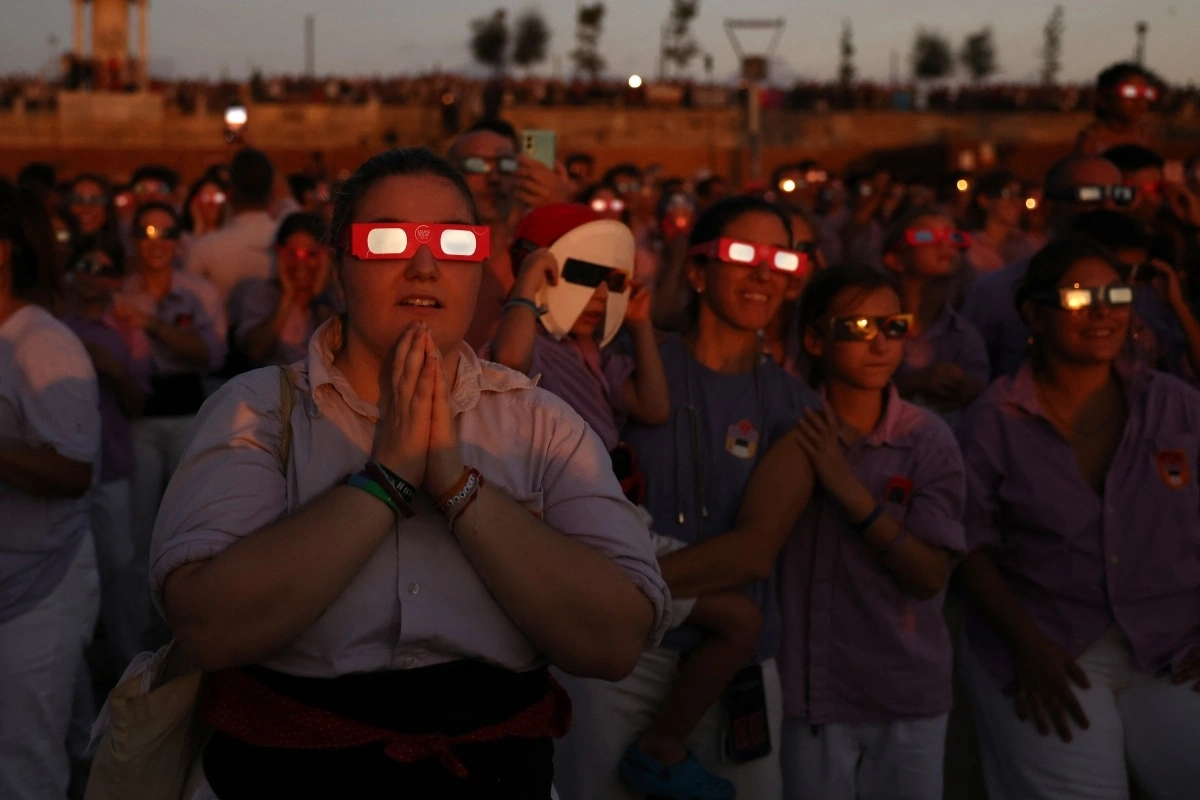 La gente reaccionó al observar el eclipse solar total desde el puerto marítimo de Tarragona, en el noreste de España