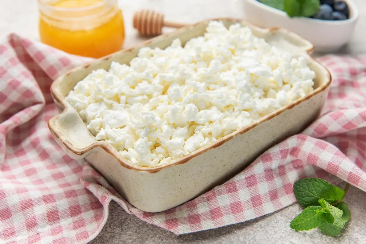 Recipiente blanco con queso cottage