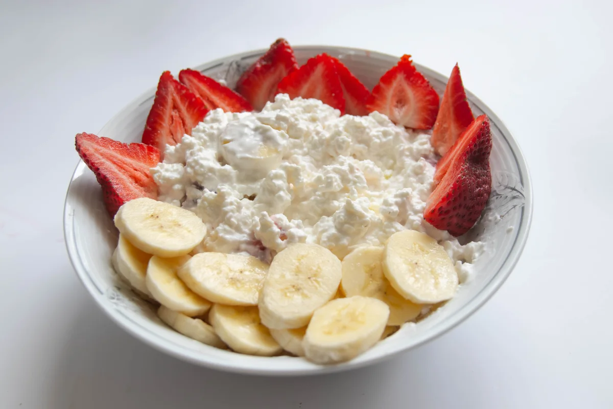 Plato con queso cottage, fresas y plátano 