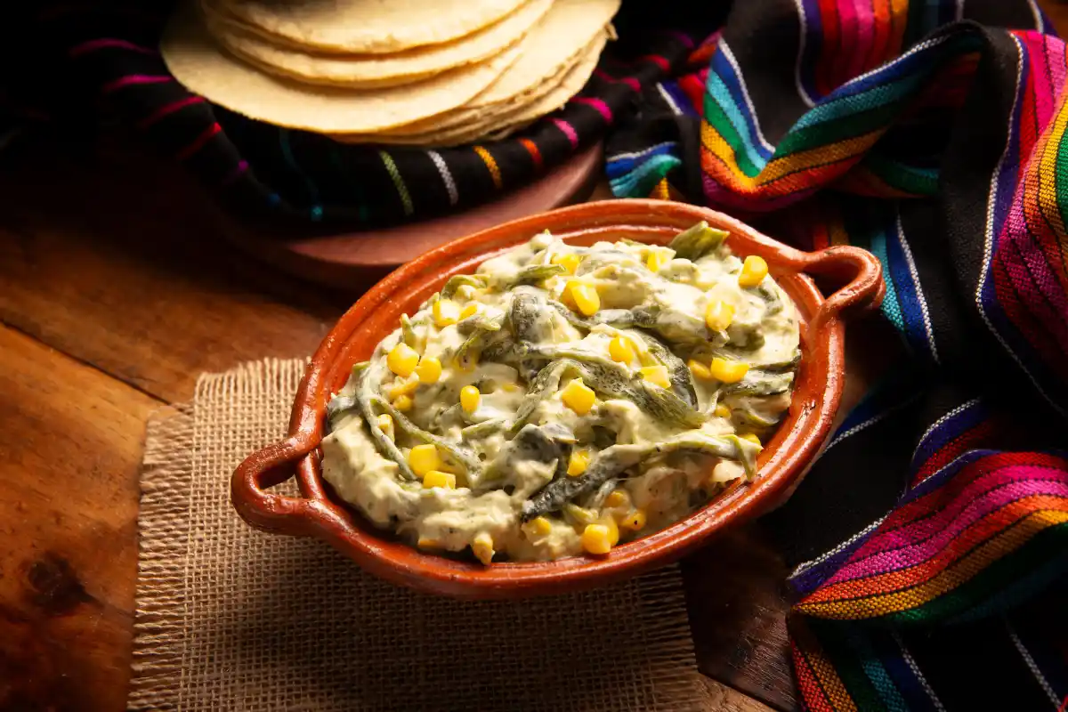 Plato muy popular en México que consiste en tiras de chile poblano con crema, se sirve como guarnición o en tacos, es una receta típica en guisado mexicanos
