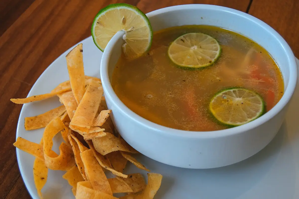 Plato hondo con sopa de lima