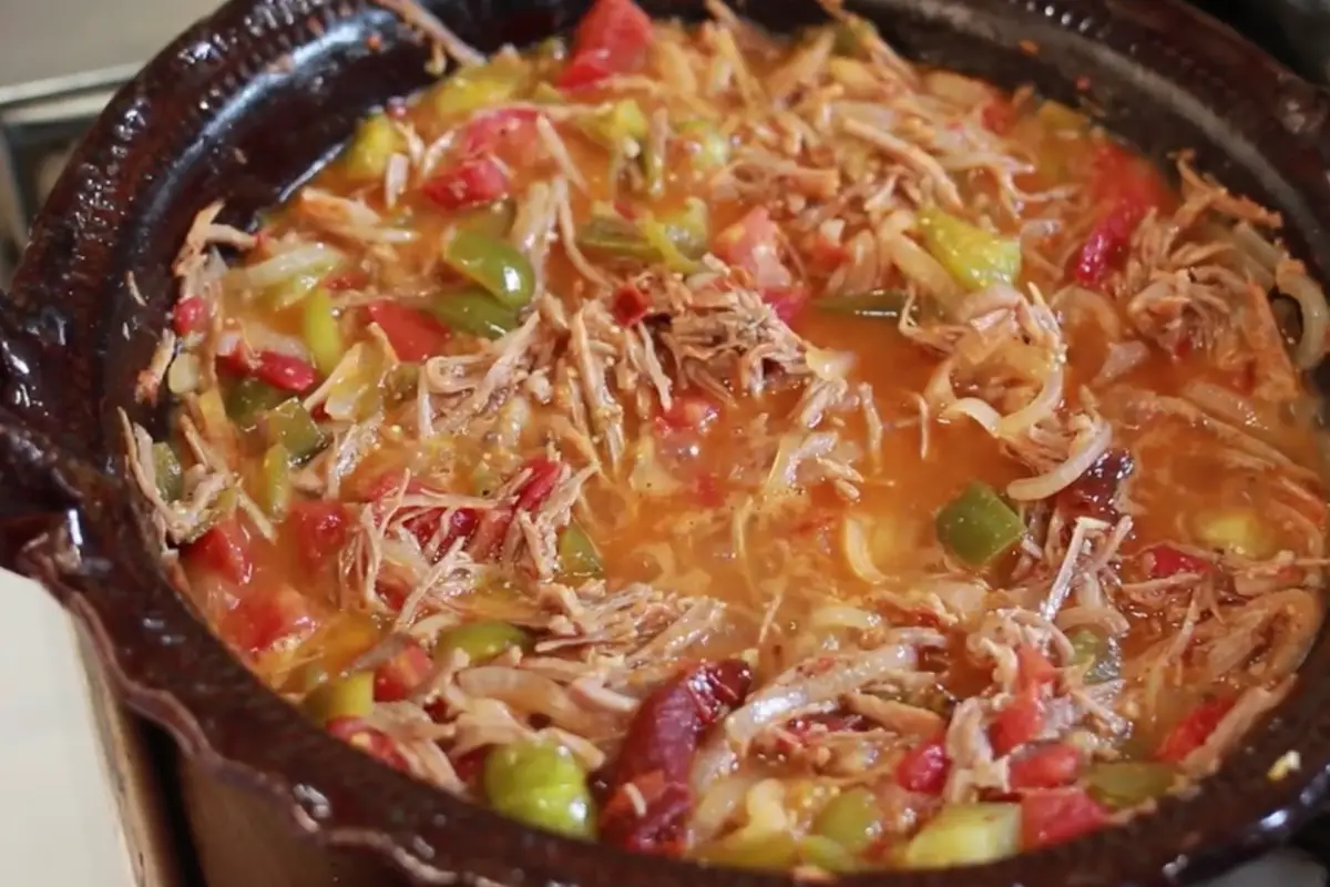 Cazuela de barro con tinga de res