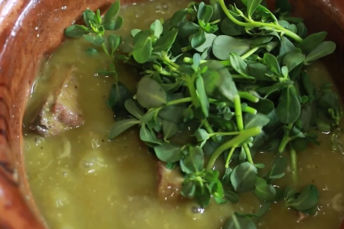 Olla de barro con costillas de cerdo con verdolagas en salsa verde