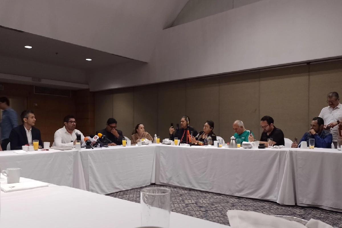 El ex alcalde de Ensenada informó cómo ha obtenido los recursos para sus recorridos en Baja California. Foto: Cecilia Franco.