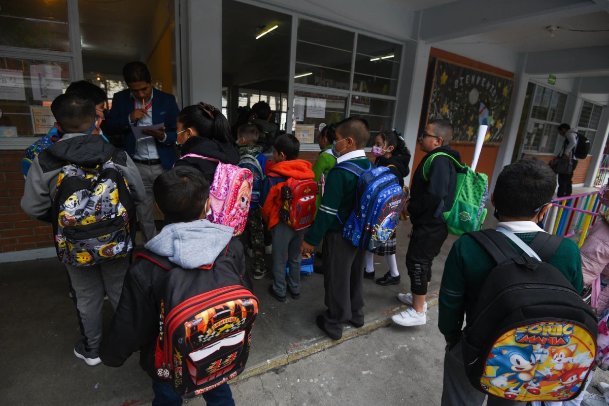 Estudiantes regresan a clases. 