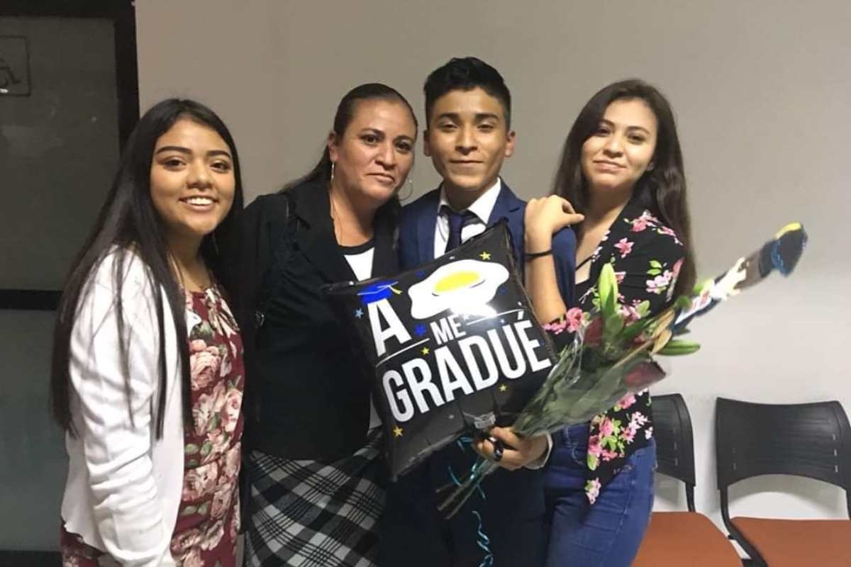 Rosalinda, con sus tres hijos