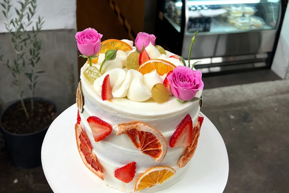 Pastel decorado con flores y frutas