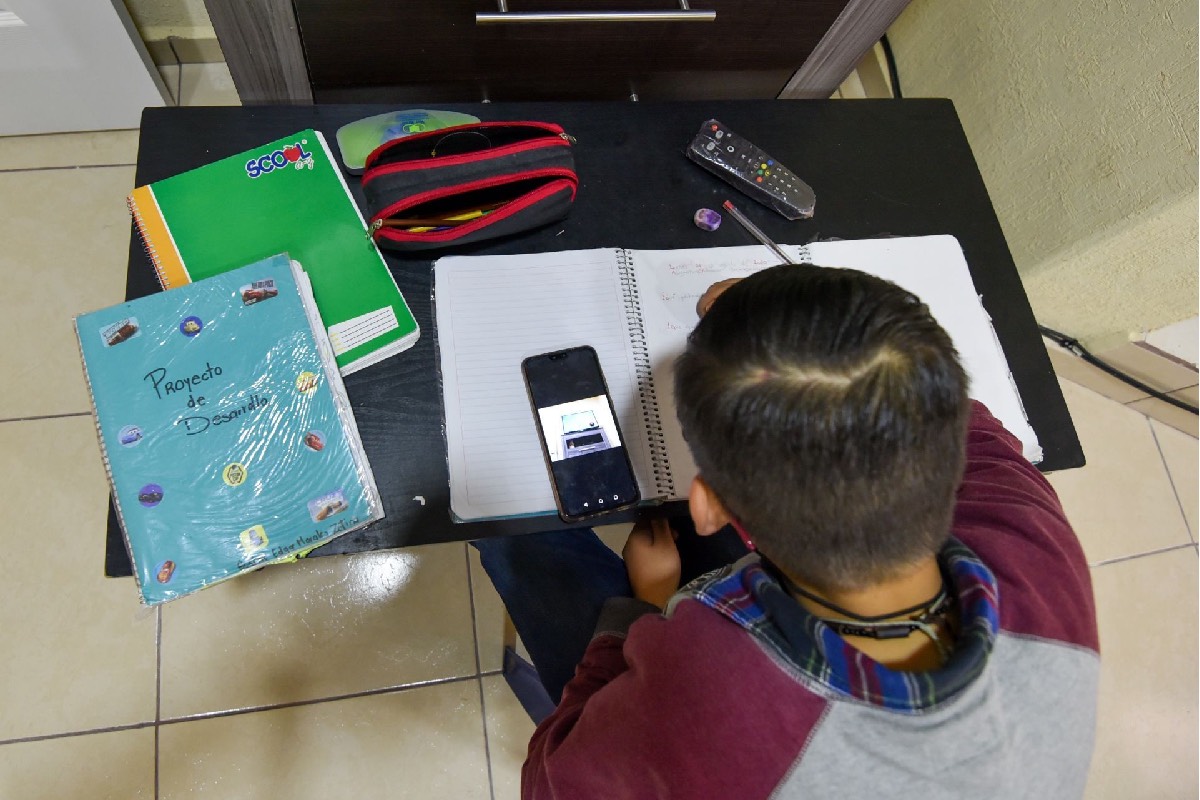 La SEP prepara límites al celular sin expulsarlo del salón
