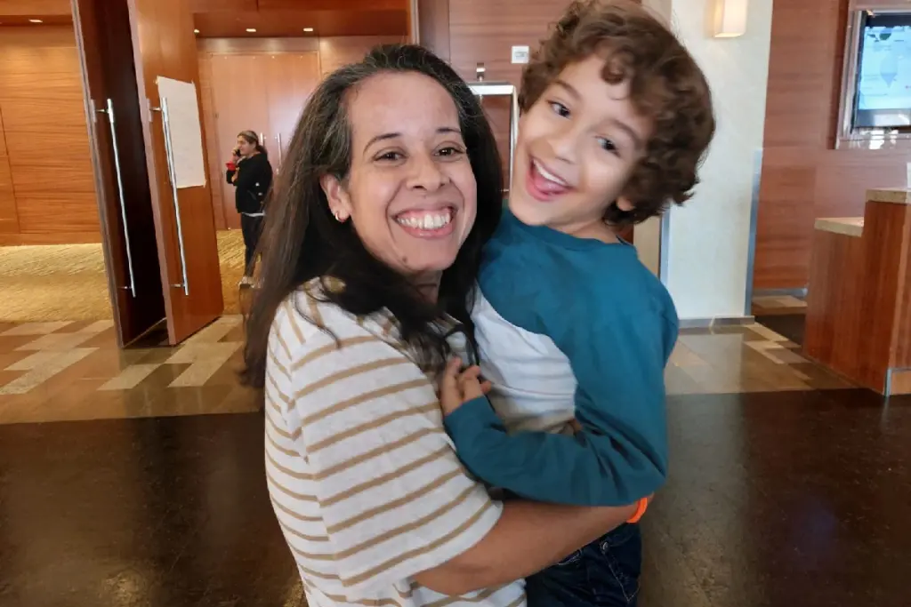 Suyén Barahona con su hijo de 6 años un día después de que ella fuera liberada en Washington D.C., en febrero de 2023. Tras su detención arbitraria, pasó 20 meses sin poder verlo.