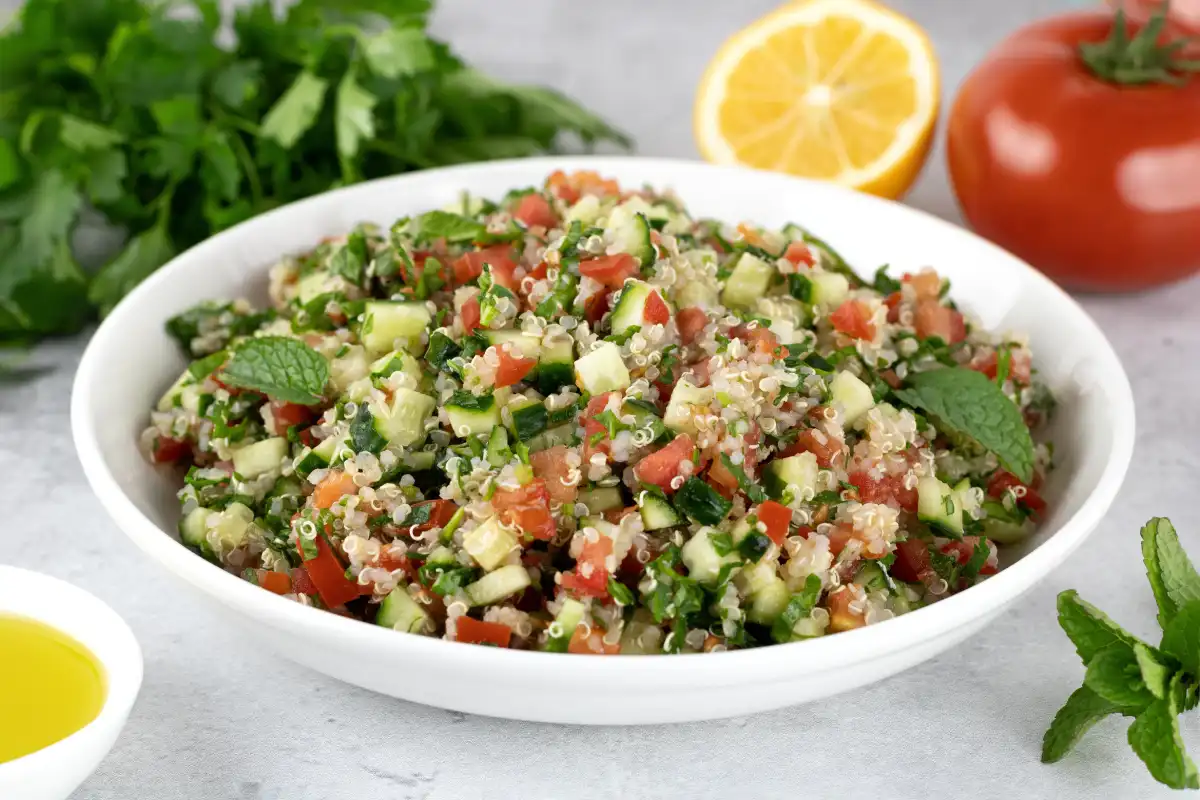 Tazón con tabulé de quinoa con jitomate y limón amarillos