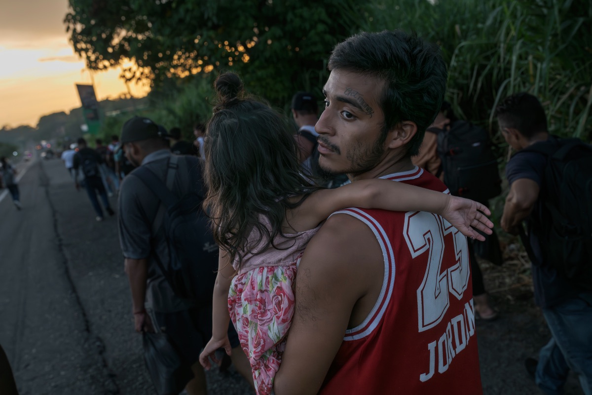 "Si tuviéramos papeles nos quedaríamos": sale de Tapachula la cuarta caravana migrante del año