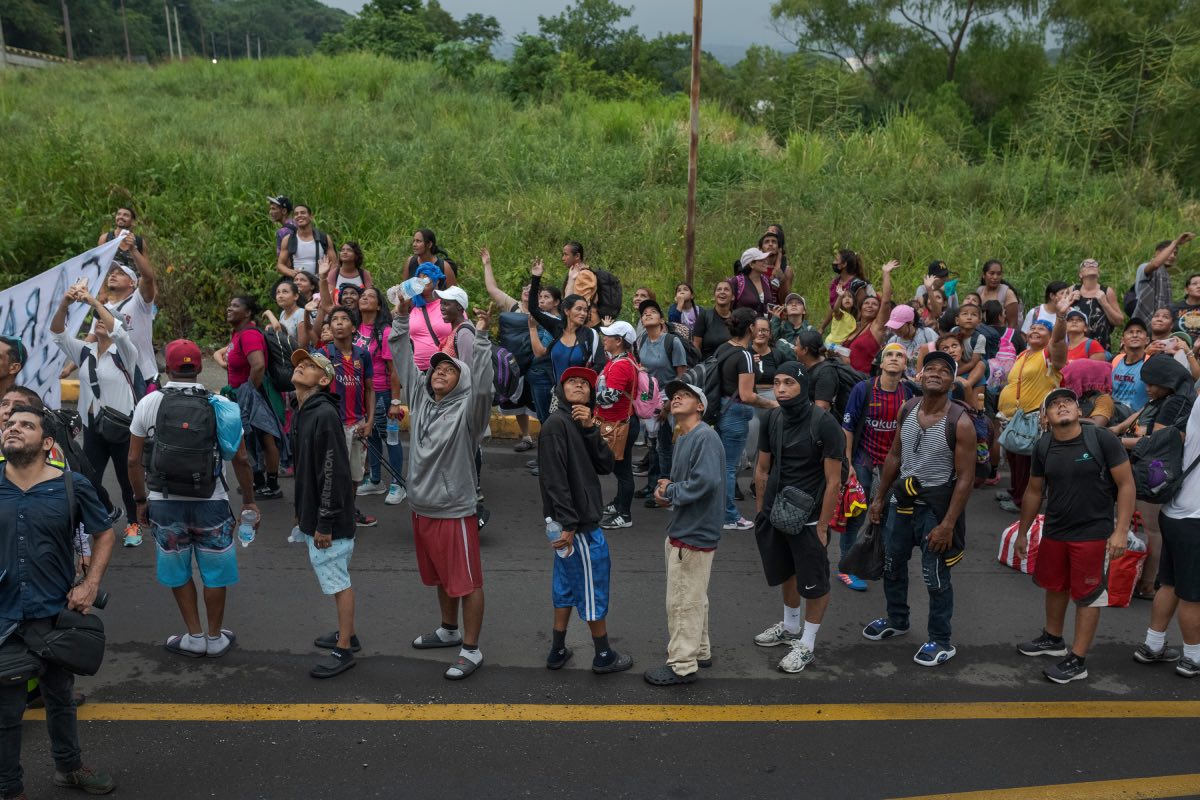 "Si tuviéramos papeles nos quedaríamos": sale de Tapachula la cuarta caravana migrante del año