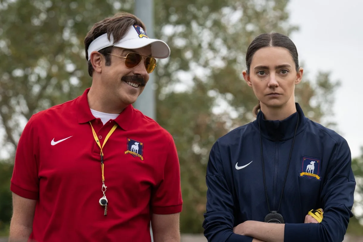 Jason Sudeikis y Tanya Reynolds en "Ted Lasso Temporada 4"