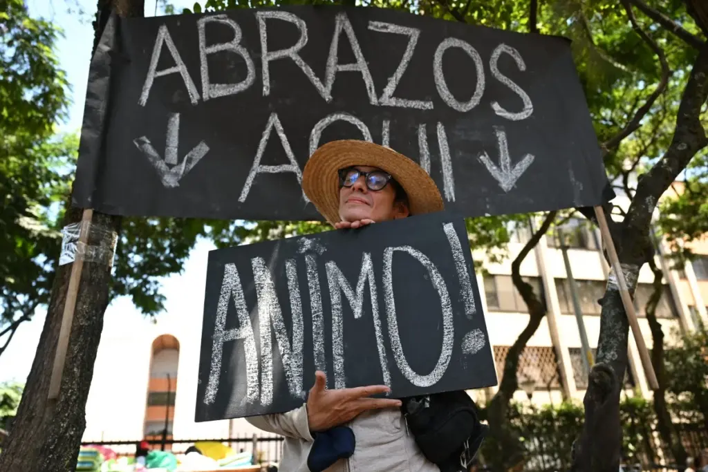 Andrés Solomon, un músico caleño de 46 años, intenta reconfortar a la gente con algo tan simple y humano como son los abrazos.