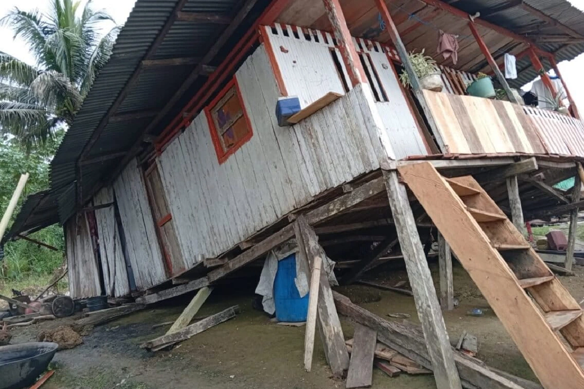 En grave riesgo de colapso, así quedaron algunas viviendas de las comunidades afrodescendientes que habitan el Bajo y Medio Río San Juan en Chocó.