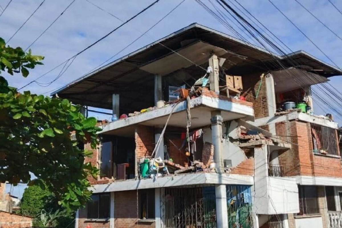 Aquí funcionaba la emisora indígena Chimía del Pacífico de Buenaventura y servía de refugio para familias Wounaan desplazadas por el conflicto armado.