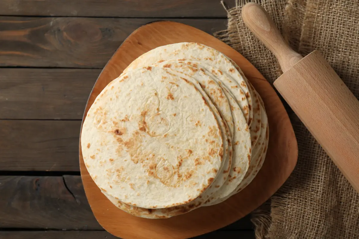 Tortillas de harina apiladas sobre una tabla de madera