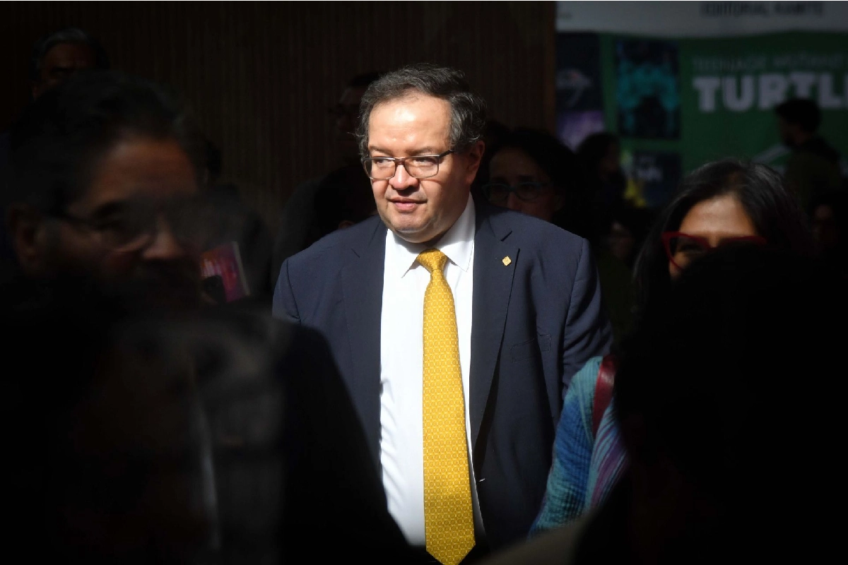 UNAM inicia ciclo escolar; rector pide usar IA "sin sustituir análisis, imaginación y esfuerzo"