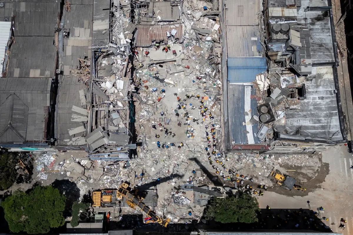 Habitantes que perdieron la totalidad de su patrimonio intentan recuperar algunas herramientas de trabajo y pertenencias básicas de entre las ruinas de las edificaciones colapsadas.