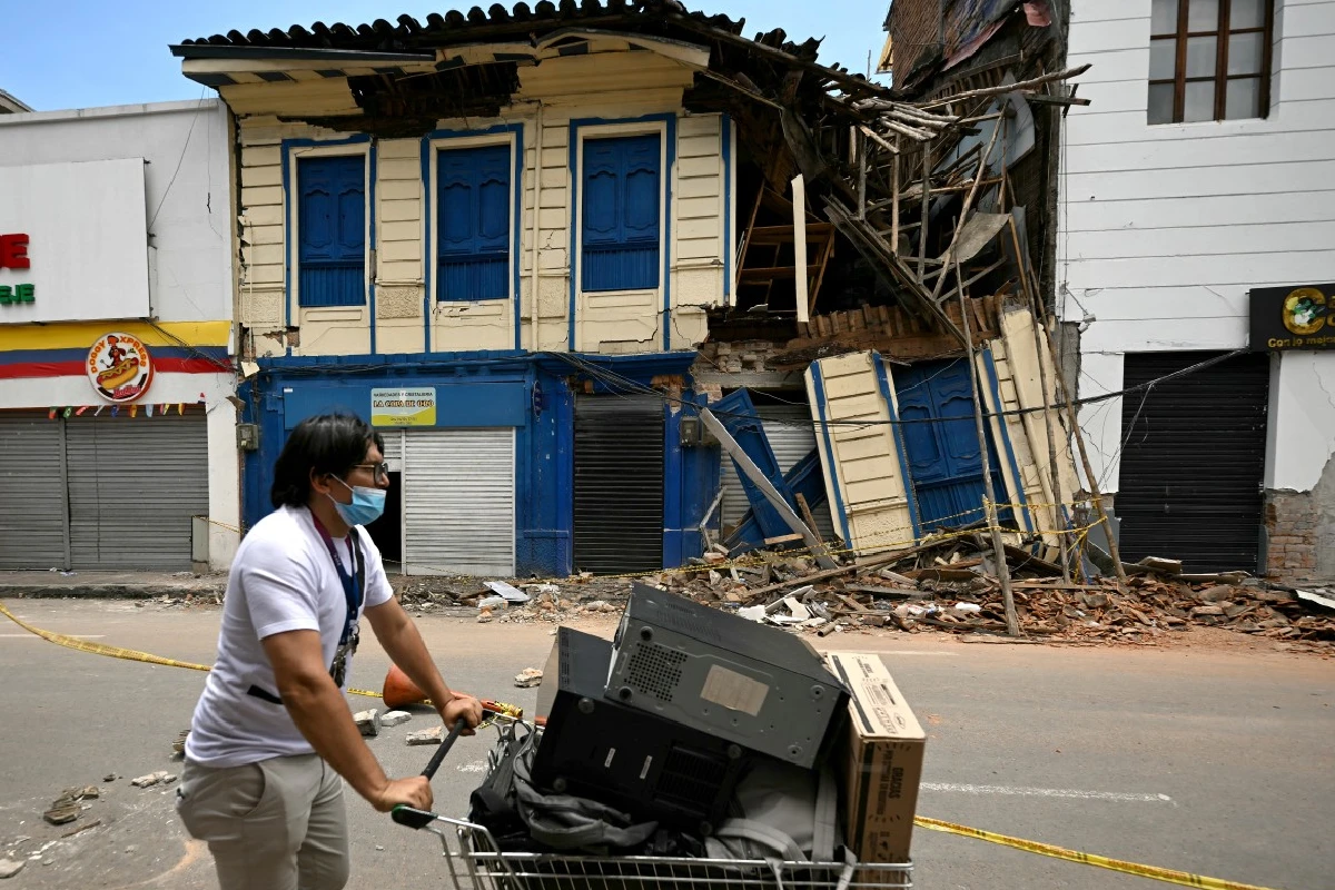 A tres días del terremoto de magnitud 7.4, decenas de familias en Pereira pernoctan en tiendas de campaña donde sobreviven gracias a la entrega de alimentos, ropa y artículos básicos.