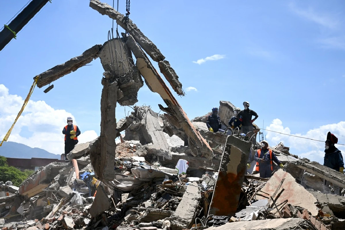 En Pereira, una de las ciudades con mayor grado de devastación, las autoridades iniciaron jornadas de limpieza de escombros y ordenaron la demolición de edificios en riesgo de desplome.