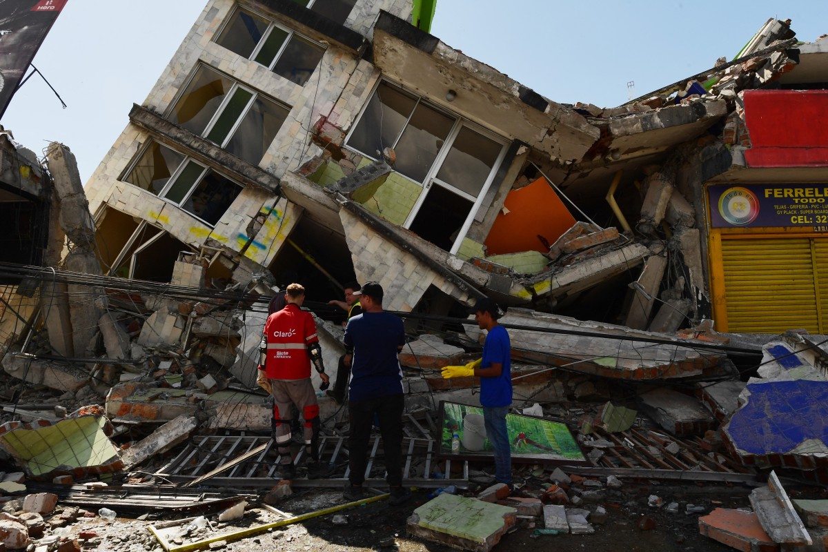 Tras terremoto, decenas de edificaciones están colapsadas.