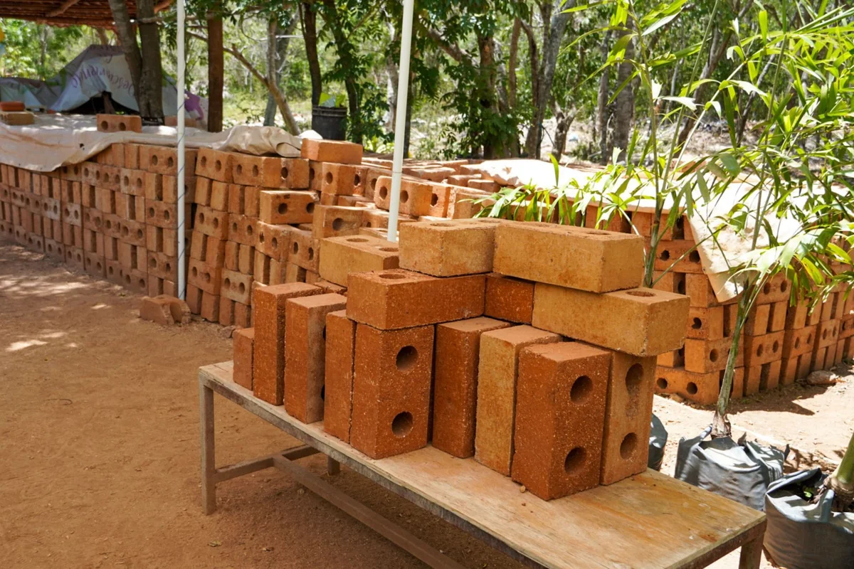 Con una parte de sargazo y otro dd materiales orgánicos se fabricas los blocks que permiten neutralizar las altas temperaturas del Caribe Mexicano. Foto: Cuartoscuro.