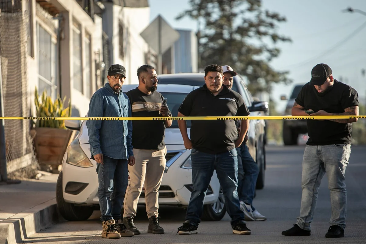 Mediante un cordón de seguridad, policías impidieron el paso a las personas que no vivían en la colonia donde está el centro de rehabilitación. Foto: Cuartoscuro. 