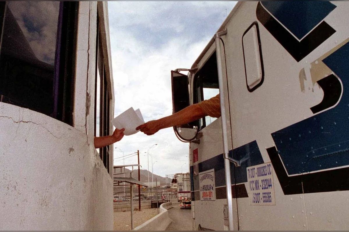 Entre dos mil y cuatro mil choferes de transporte de carga perdieron su permiso para ingresar a Estados Unidos acusados de transportar ilegalmente mercancía en el interior del suelo extranjero. Foto: Cuartoscuro.