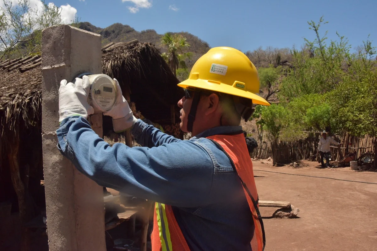 Trabajadores de la CFE están listos para trabajar en la colonia una ve que les lleguen los recursos del Fondo de Servicio Universal Eléctrico. Foto: CFE.