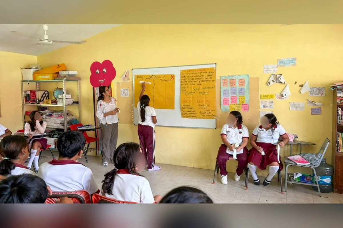 Para preparar a las futuras generaciones, la Secretaría de las Mujeres en Quintana Roo ofrece pláticas de erradicación d ela violencia en las escuelas. Foto: Semujeres.