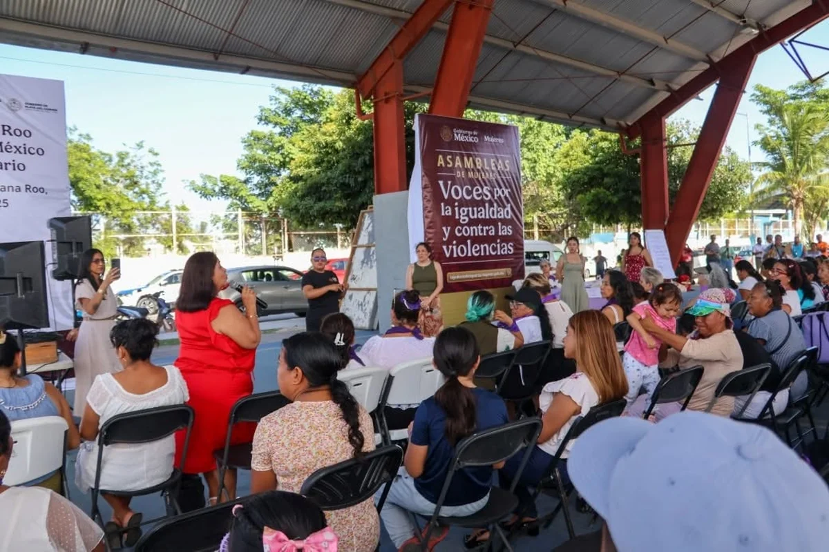 En las comunidades, la población es informada de los derechos que tienen. Foto: Semujeres.