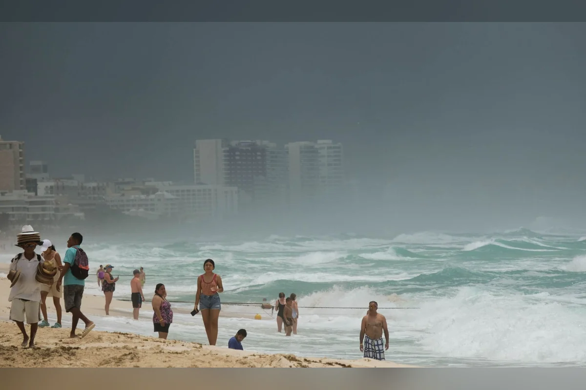 Protección Civil estatal informó que al paso de las horas el oleaje en las playas de la Riviera Maya va a ser más intenso. Foto: Cuartoscuro.