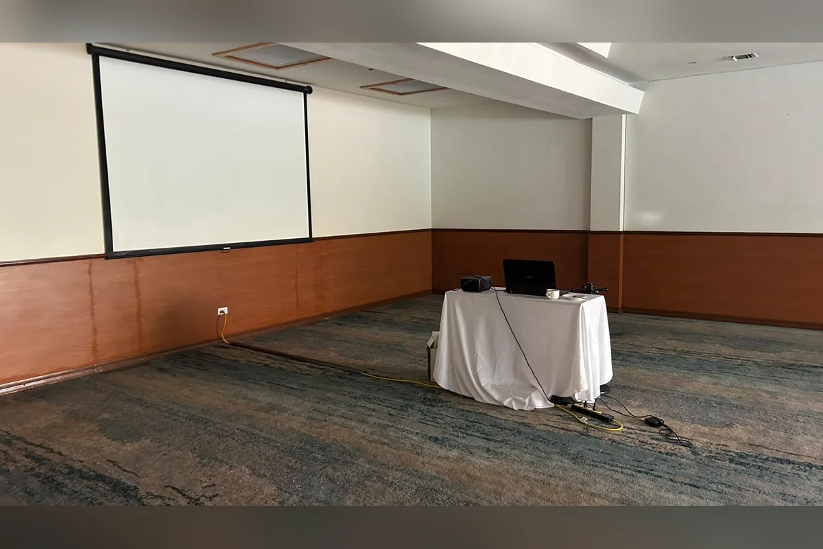 Sin otra opción el conferencista Adolfo Solís y los miembros de Unidos por Tijuana tuvieron que ser llevados al jardín, en donde empleados del hotel tuvieron que improvisar una sala de juntas. Foto: Valeria Ugarte. 