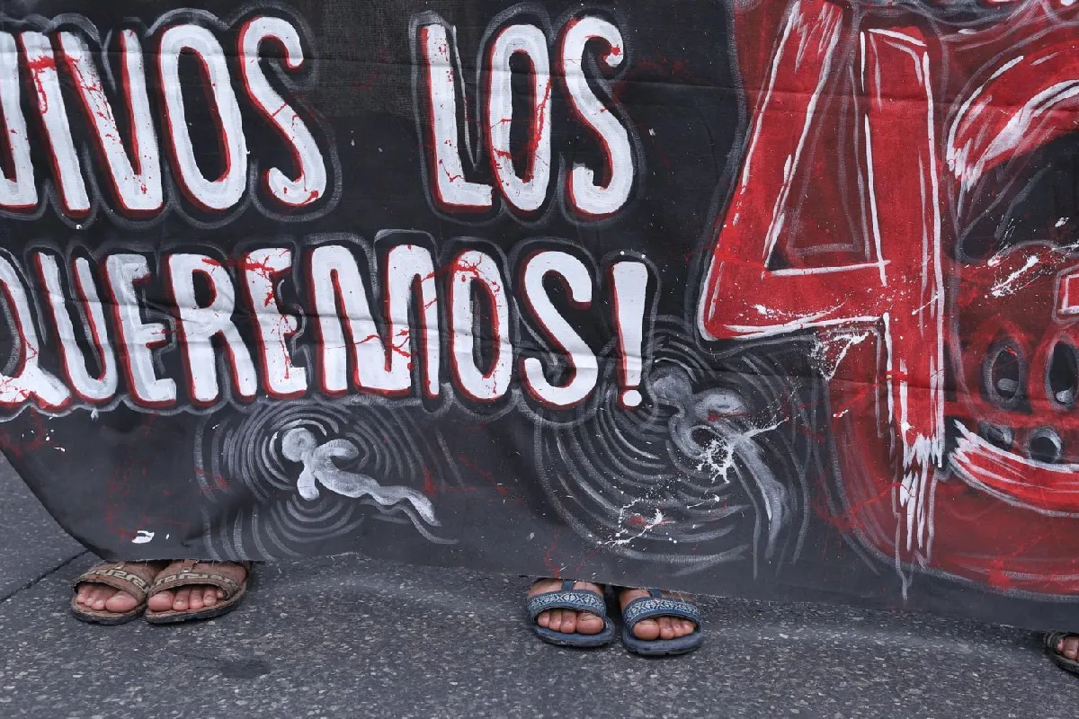Ayotzinapa: padres califican de “falsa e imprecisa” nota sobre 20 bolsas con restos