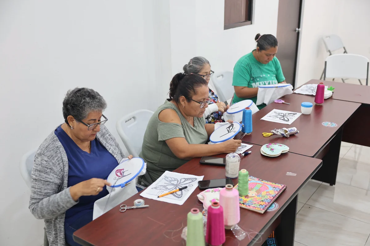 En la Secretaría de las Mujeres también capacitan a mujeres para que ellas capaciten a otras que necesiten ayuda. Foto: Semujeres.