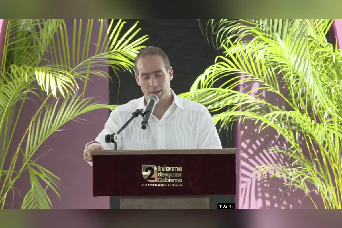 Diego Castañón explica cómo se distribuyó el dinero en beneficio de Tulum durante su segundo año de gobierno. Foto: Ayuntamiento de Tulum.