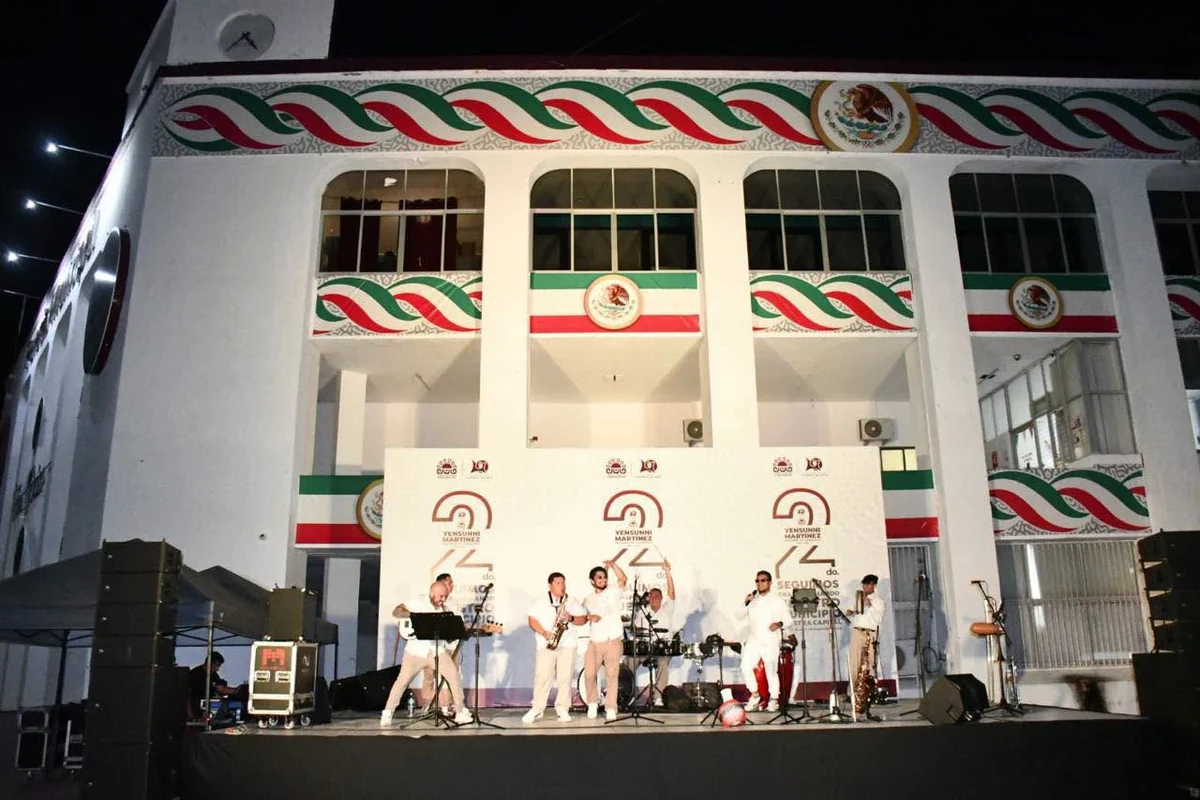 Tras el informe en Chetumal hasta una verbena hubo para que la población festejara el día de la entrega de la cuenta pública. Foto: Ayuntamiento Othón P. Blanco.
