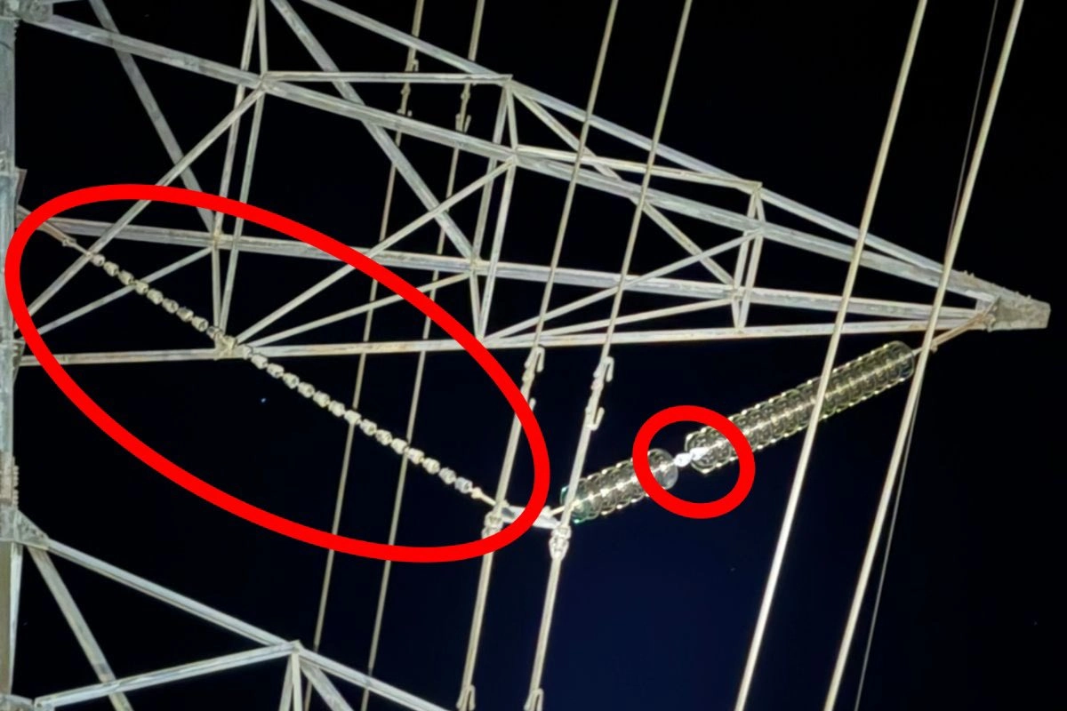Estructura metálica de una torre de alta tensión de CFE con círculos rojos que señalan aisladores dañados durante la noche.