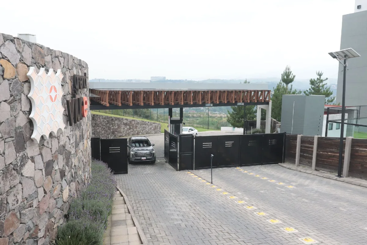 Entra al fraccionamiento Grand Viure