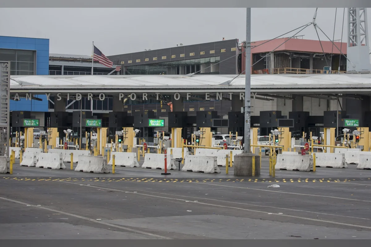 Representantes de Baja California y California buscan también hacer más ágil el paso del transporte público entre los dos países. Foto: CBP.