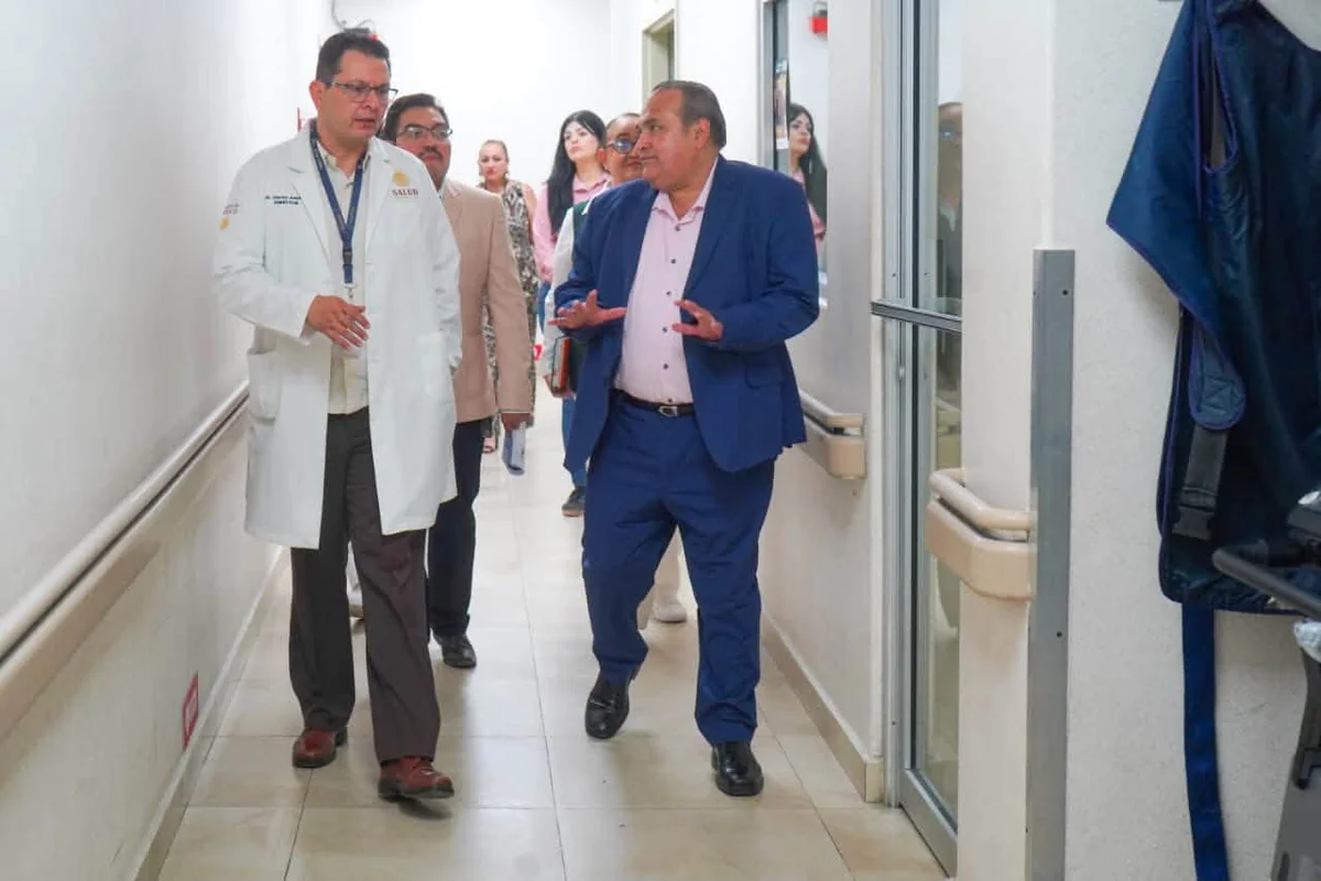 Tras el recorrido, el funcionario. no dio a conocer si había encontrado todo bien o si existían carencias en el sanatorio. Foto: Secretaría de Salud.