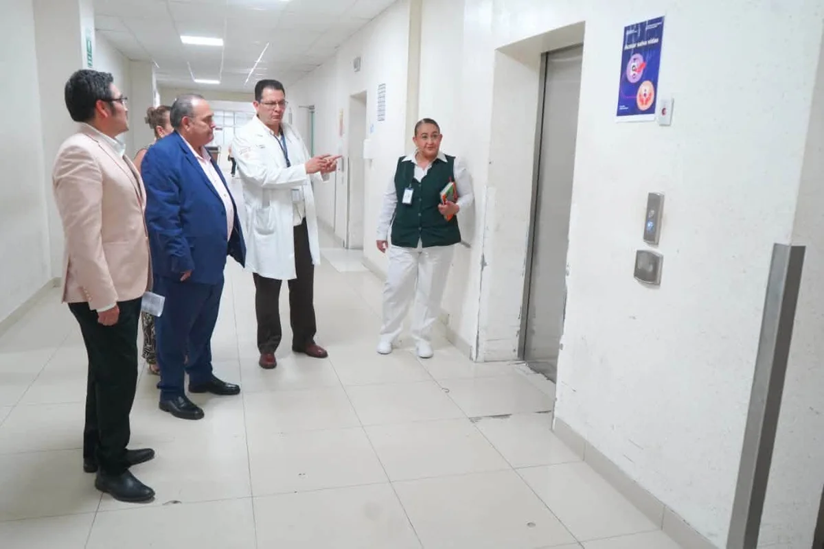 En los últimos días de agosto, el secretario de Salud, Dagoberto Martínez, supervisó el funcionamiento de los elevadores que estaban en mal estado. Foto Secretaría de Salud.
