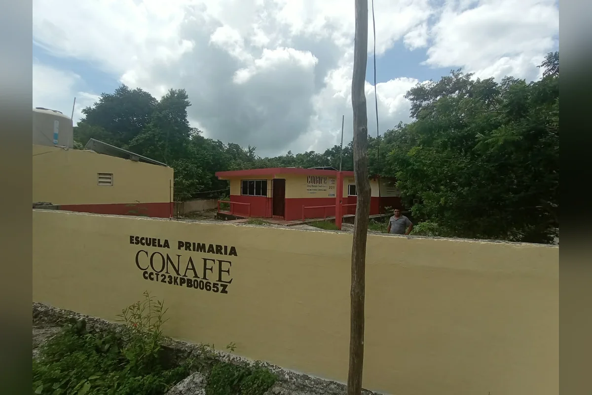 En la franje que está en disputa, Yucatán construyó escuelas y paga la nómina de los profesores. Quintana Roo ofrece servicios de salud. Foto: Verónica Fajardo. 