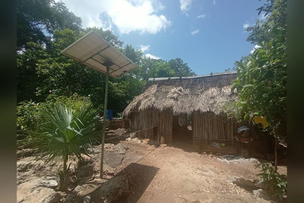 En algunos de los pueblos cuentan con luz mediante celdas solares, pues la electrificación no ha llegado a todas esa región. Foto: Verónica Fajardo.