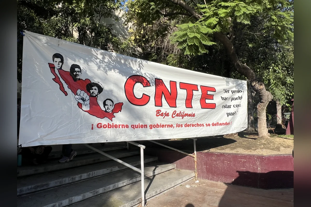 Los profesores interinos aseguran que no han recibido sus salarios de todo el año 2025, mientras que las autoridades dicen que no hay adeudos. Foto: Montserrat Flores.
