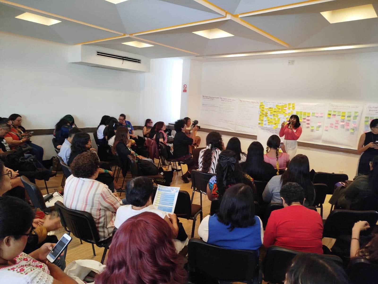 En cada dependencia, estatal o federal, se toca el tema para sensibilizar a los funcionarios públicos. Foto: Inmujeres.