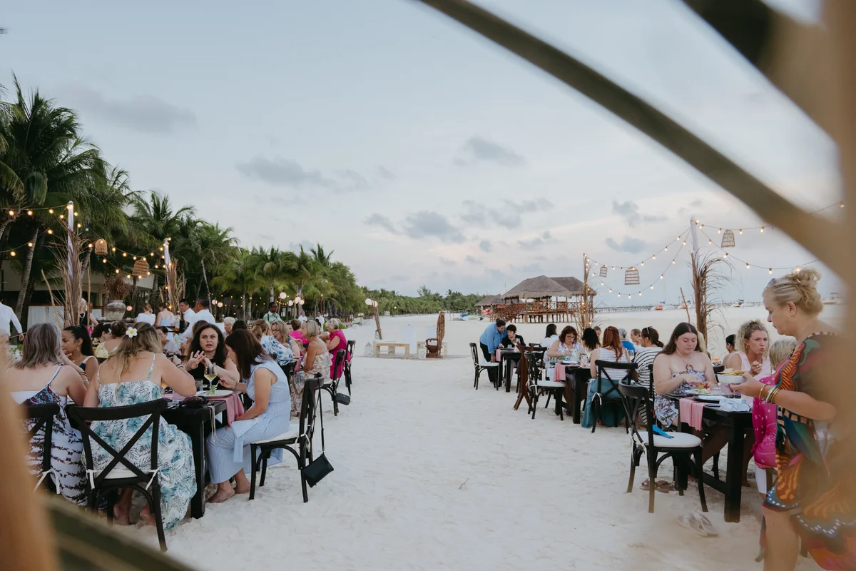Hoteleros de Quintana Roo analizan cómo atraer al turismo de grupos, a extranjeros y a mexicanos para mejorar los ingresos para la entidad. Foto: Dolores López Lira.