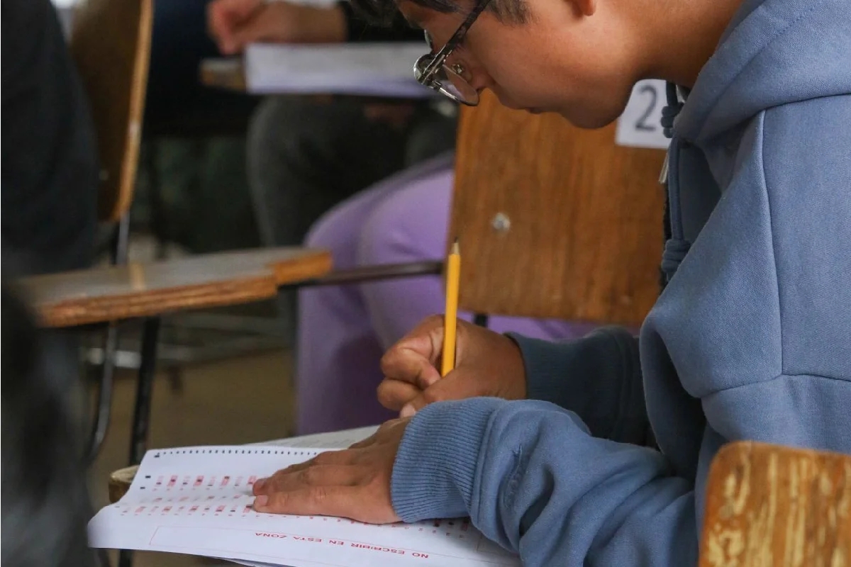 Joven estudiante realiza un examen
